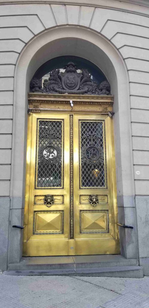 BOLSA DE COMERCIO - Tte. Gral. Juan Domingo Perón 299 - Puerta 4