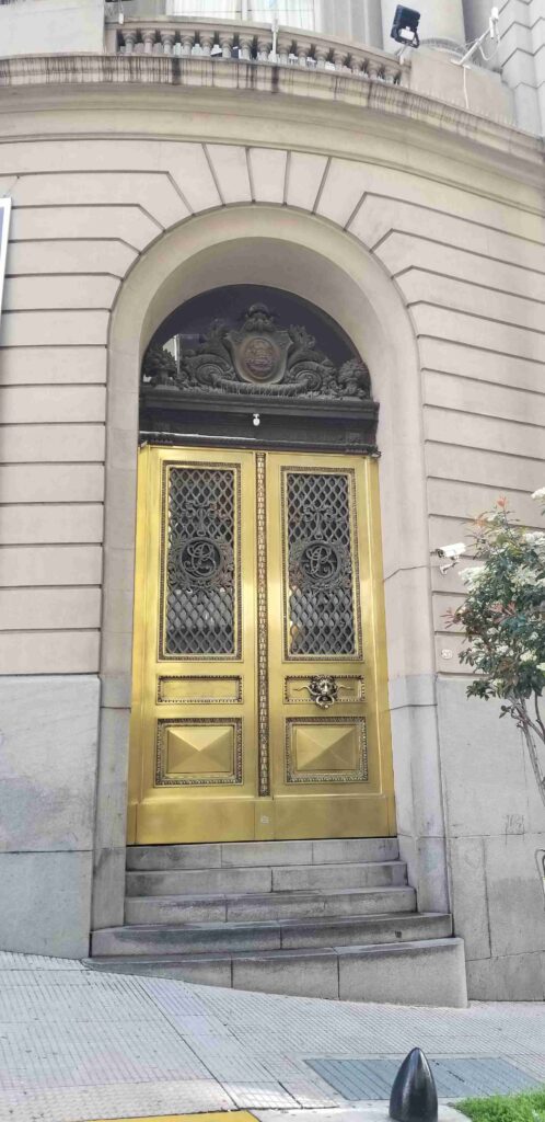 BOLSA DE COMERCIO - Tte. Gral. Juan Domingo Perón 299 - Puerta 5