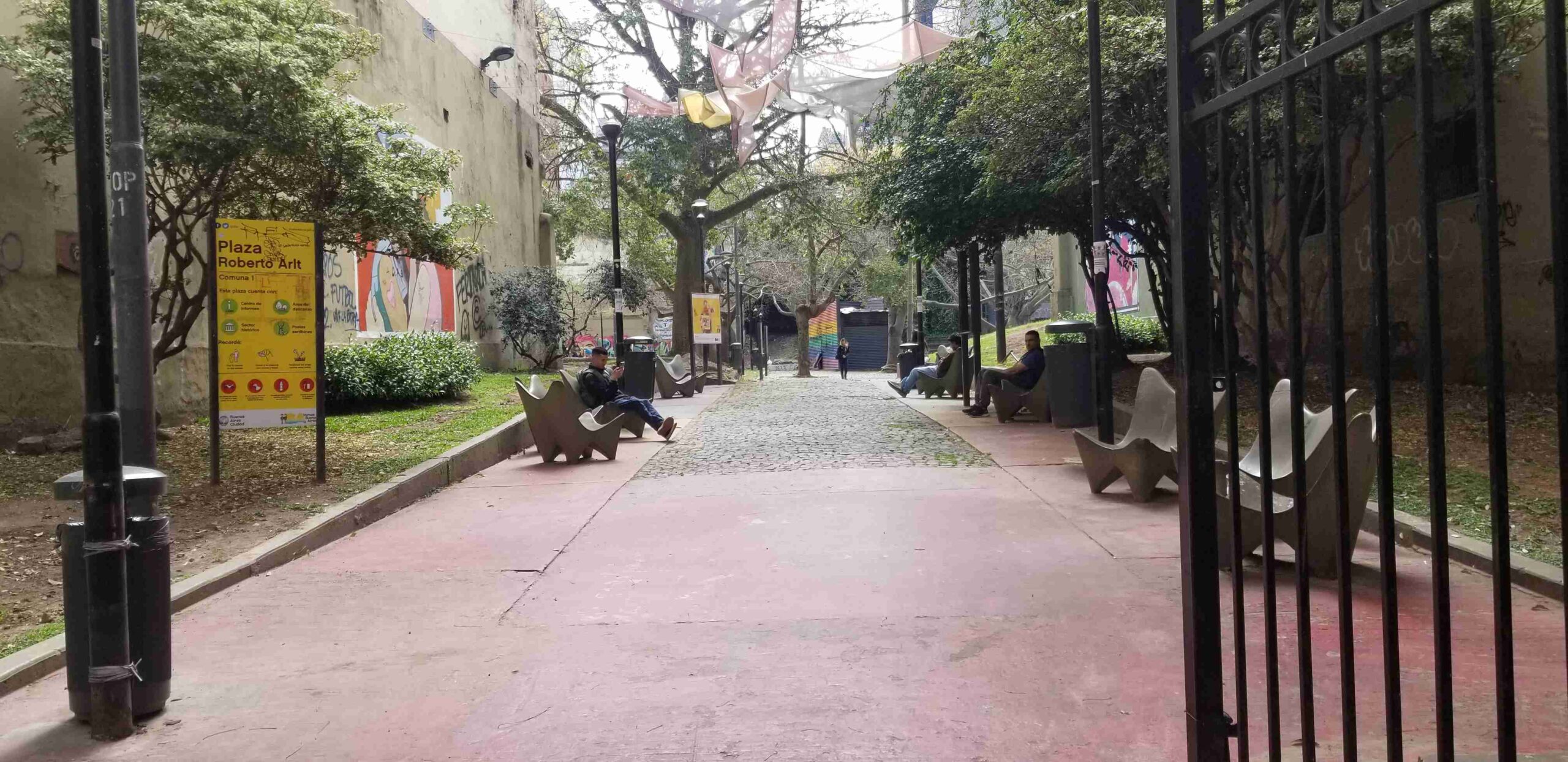 Rivadavia 841 - Plaza Roberto Arlt