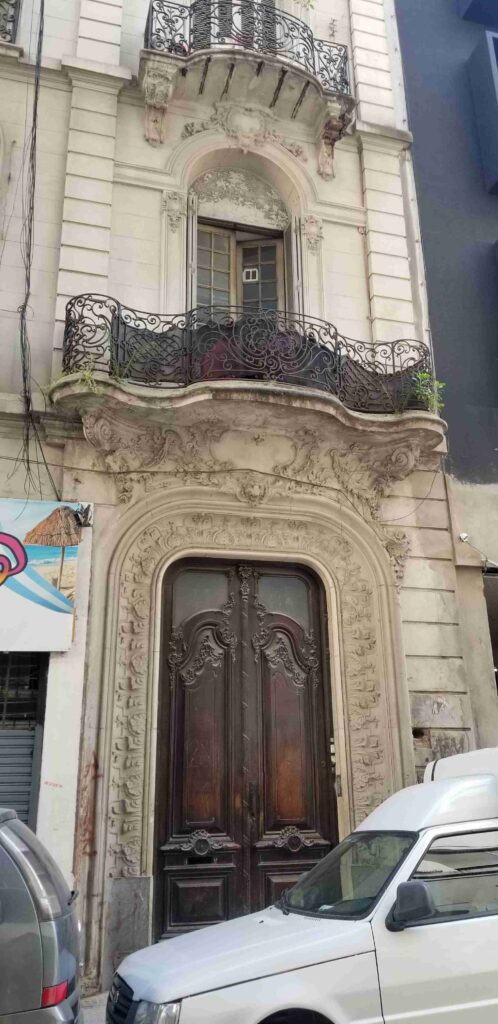 Tte. Gral. Juan Domingo Perón 1289 - puerta