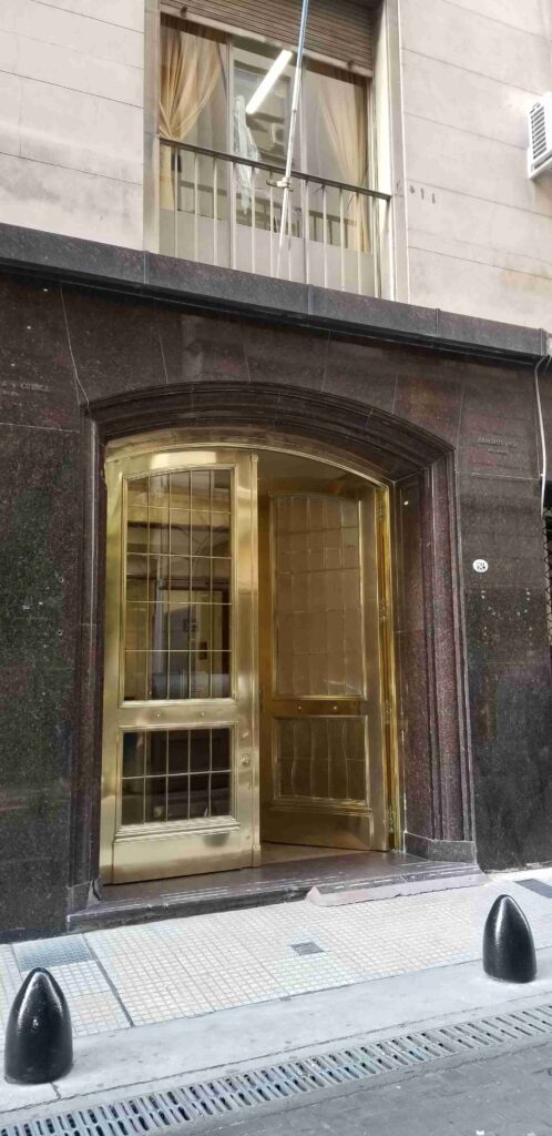 Tte. Gral. Juan Domingo Perón 524 - puerta