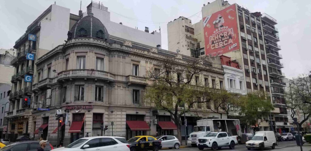 Av. Rivadavia 1101 - 1