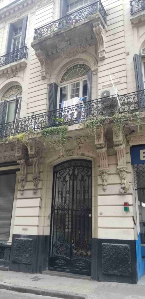 Av. Rivadavia 1239 - 2