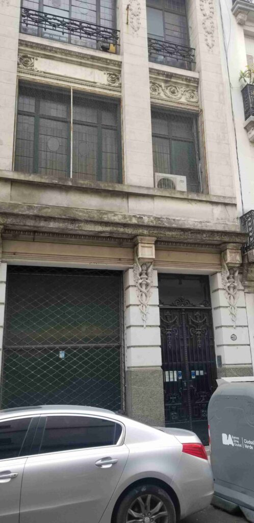 Av. Rivadavia 933 - 2